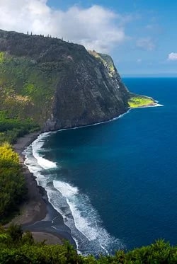 Coast along theWaipi’o Valley, Big Island, Hawaii. © Carl Amoth