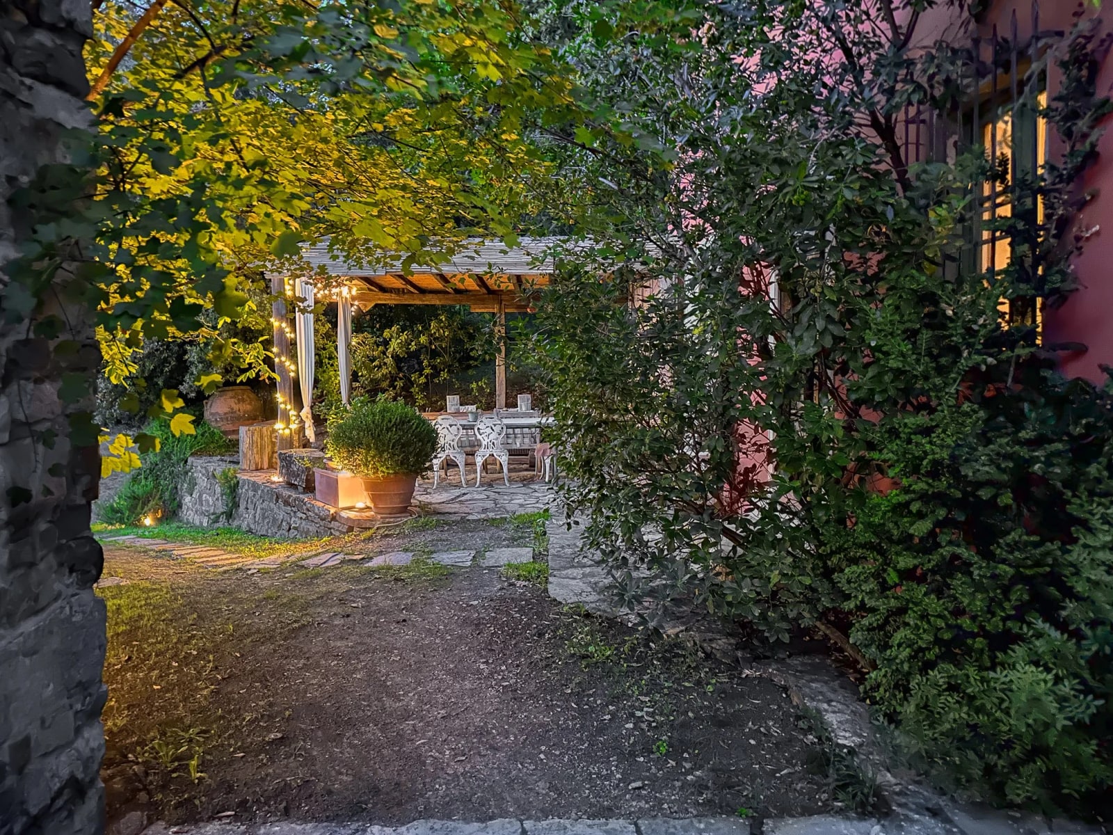 View of the outdoor dining area (from the courtyard)