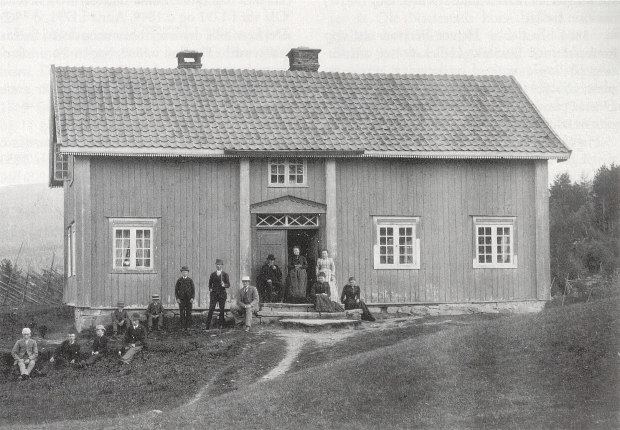 The farmhouse at Gladheim in Norway, with the family gathered in front of it